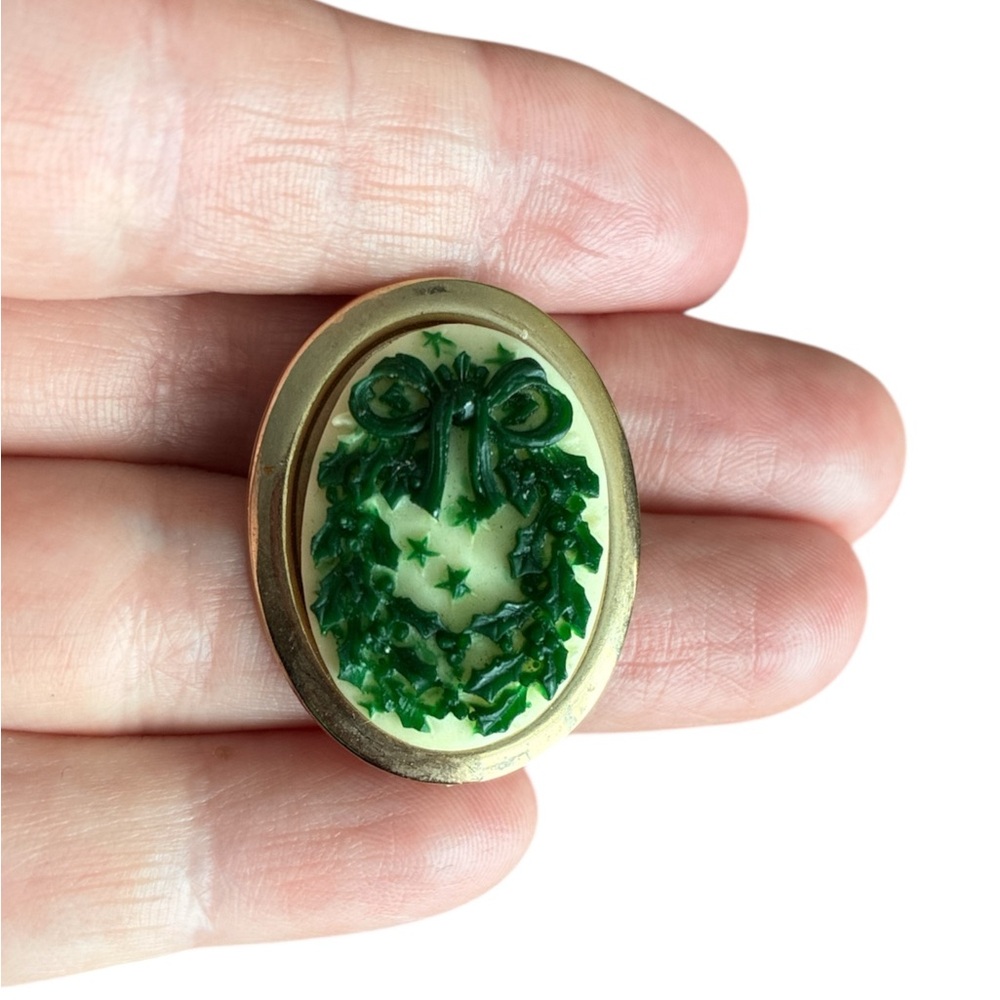 ✨ 3/$15 ✨ Gold Toned Green Holly Wreath Oval Brooch